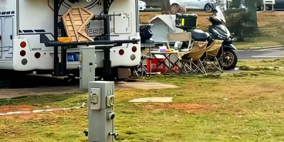 耐鹽霧抗臺風 極亞智能水電樁落地?？谀蠉u北岸房車營地